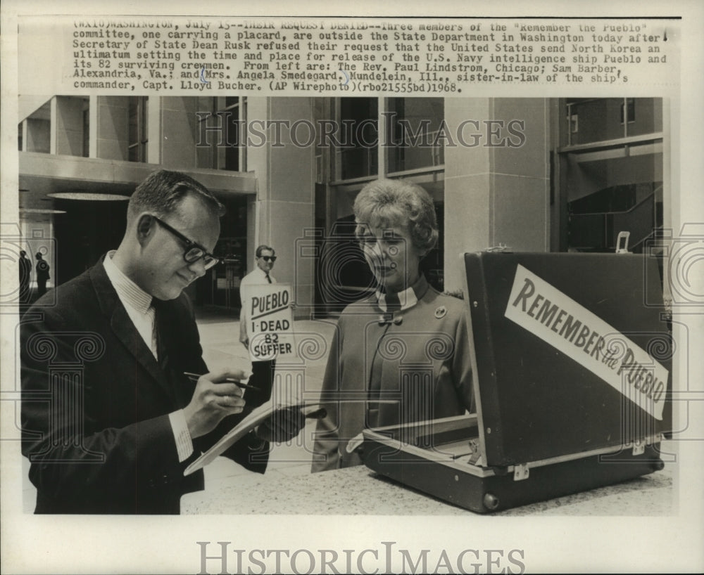 1968 Press Photo Committee members outside State Department in Washington - Historic Images