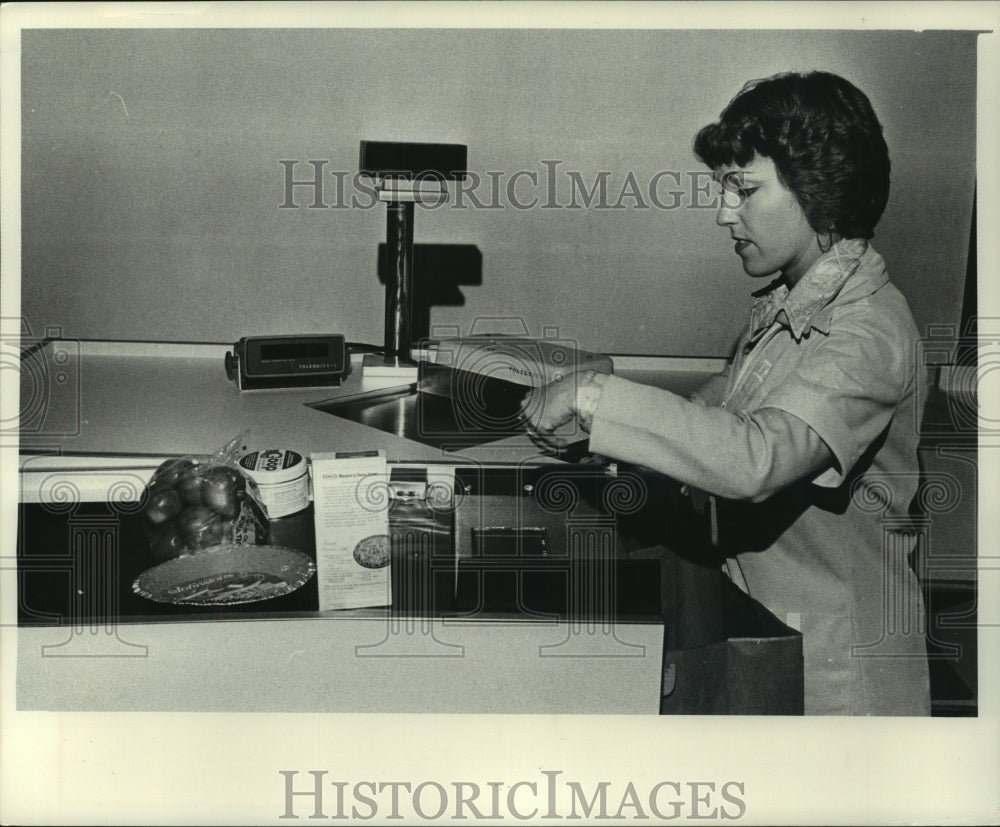 1975 Press Photo New scanner system at supermarkets - mjc13167 - Historic Images