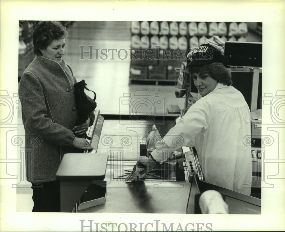 1984 Sun Food cashier Marge Rappa used scanner checkout, Milwaukee - Historic Images