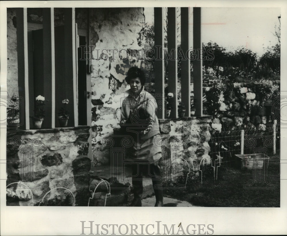 1963 Press Photo Mrs. Ed Swann holds prickly weeds on Bucks, PA county farm - Historic Images
