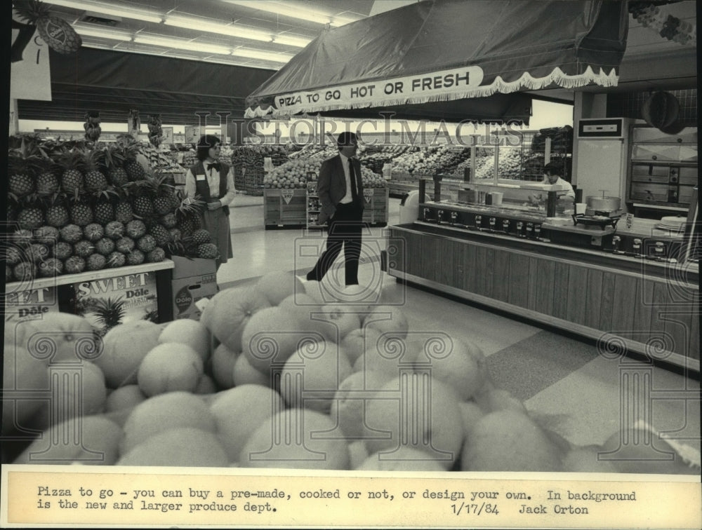 1984 Press Photo Sun Foods clerk in produce section with shopper at pizza to go - Historic Images