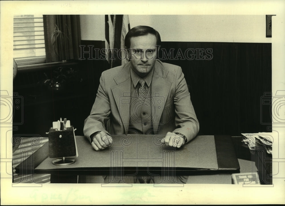 1980 Ronald Swan head of Milwaukee Immigration Naturalization Srvc - Historic Images