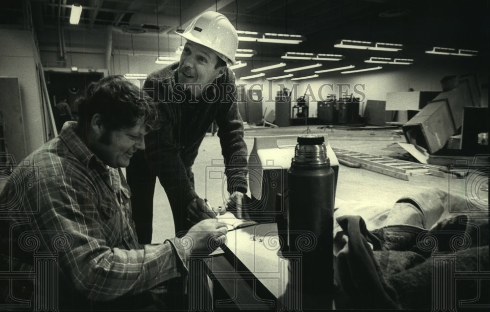 1988 Press Photo Jim Salde, Brian Dilts of Chippewa Falls plans for remodeling - Historic Images