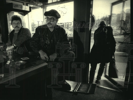 1988 Press Photo Bruce Taylor, John Hillman at The Joynt, Wisconsin Bar - Historic Images