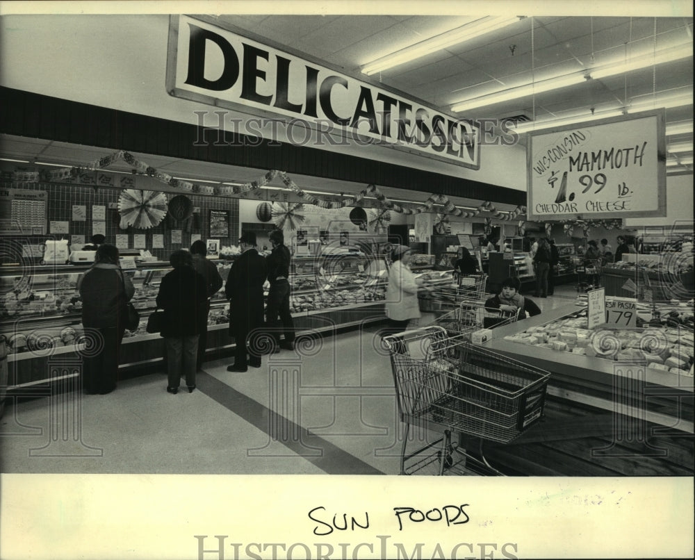 1984 Sun Foods, 20th and Oklahoma, has a large deli area - Historic Images