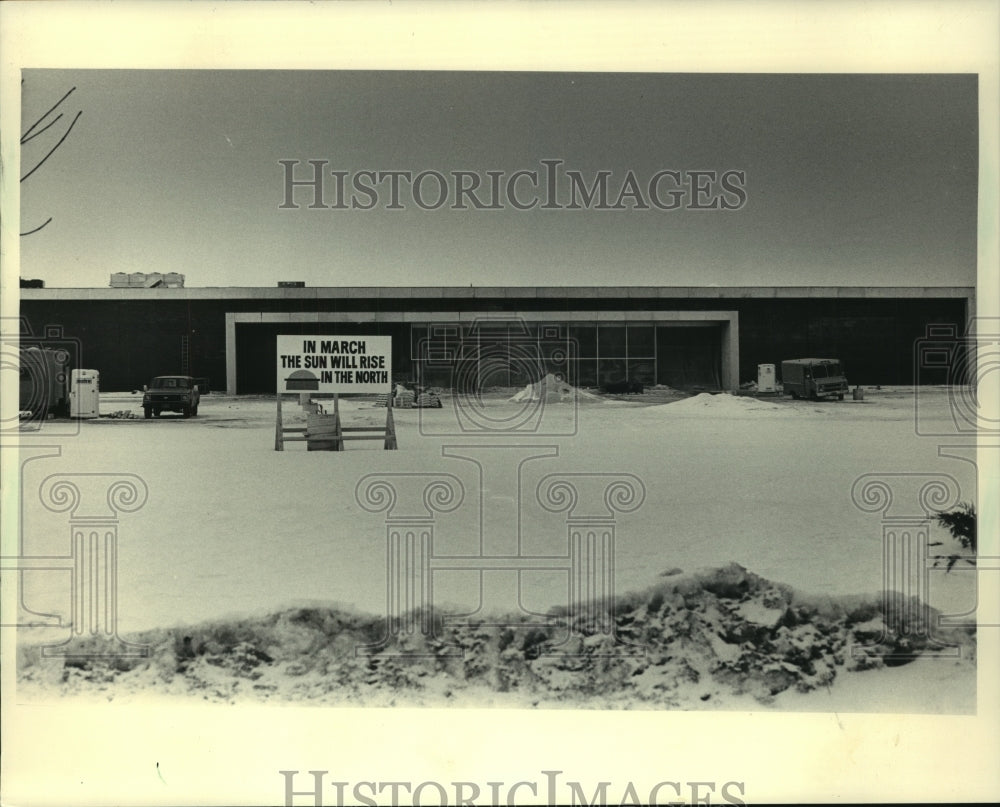 1984 Press Photo Sign calls attention to new Sun supermarket in Brown Deer - Historic Images