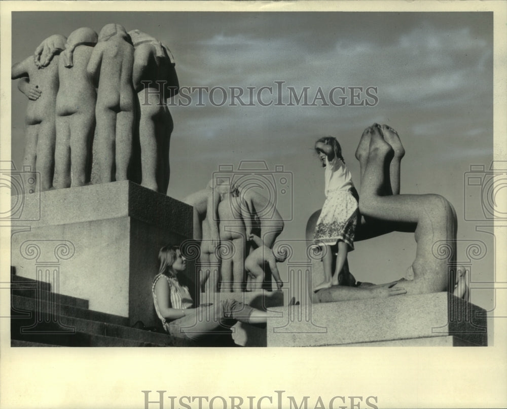 1985 Press Photo A mother &amp; daughter near statues in Oslo&#39;s Frogner Park - Historic Images