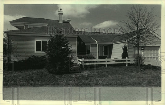 1985, Elroy Hirsch & family live in a west side Madison condominium - Historic Images