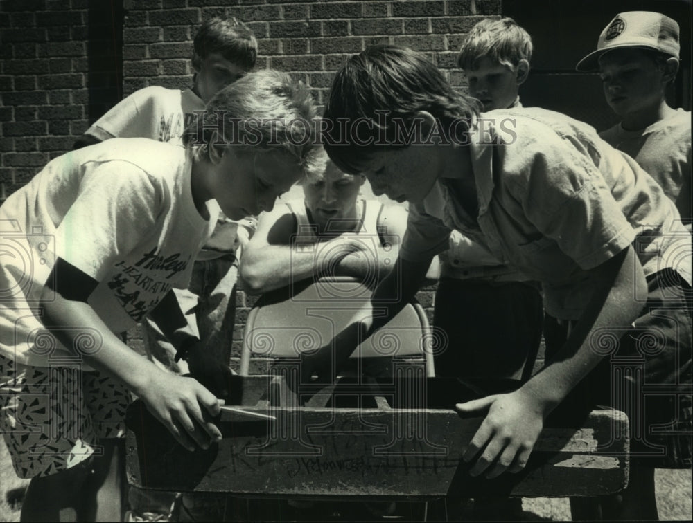 1988 Press Photo Steve Welsch &amp; Steve Alexander play box hockey in Wauwatosa - Historic Images