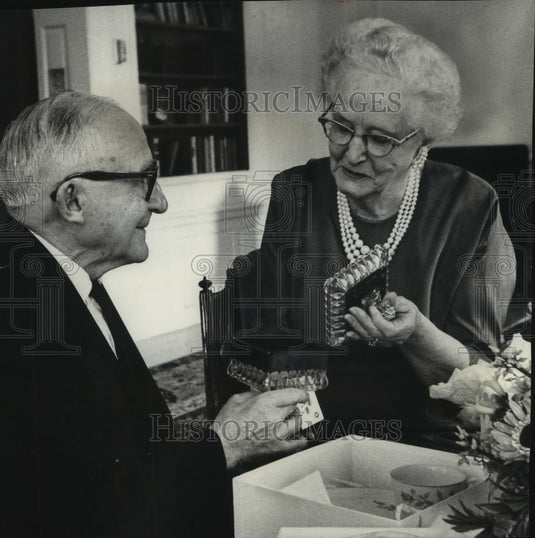 1964 Press Photo Mr. Fred O. Smith, Mrs. Frances Sawyer look at wedding gifts - Historic Images