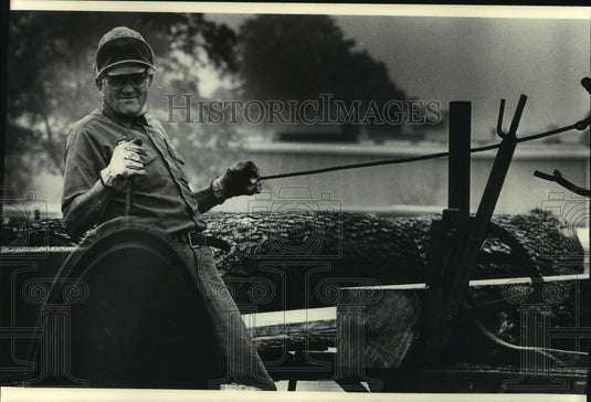 1986 Press Photo Fred Reckelberg cuts logs at saw mill demonstration, Wisconsin - Historic Images