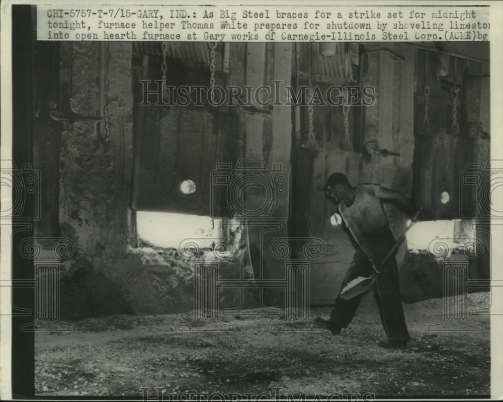 1949 Press Photo Indiana steelworker Thomas White prepares for shutdown - Historic Images
