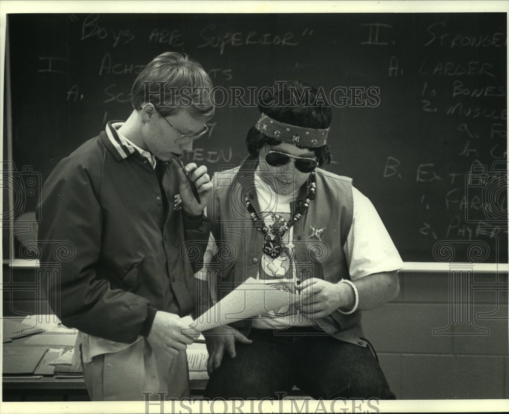 1991 John Washbush, teacher at Hamilton High, Sussex, with student - Historic Images