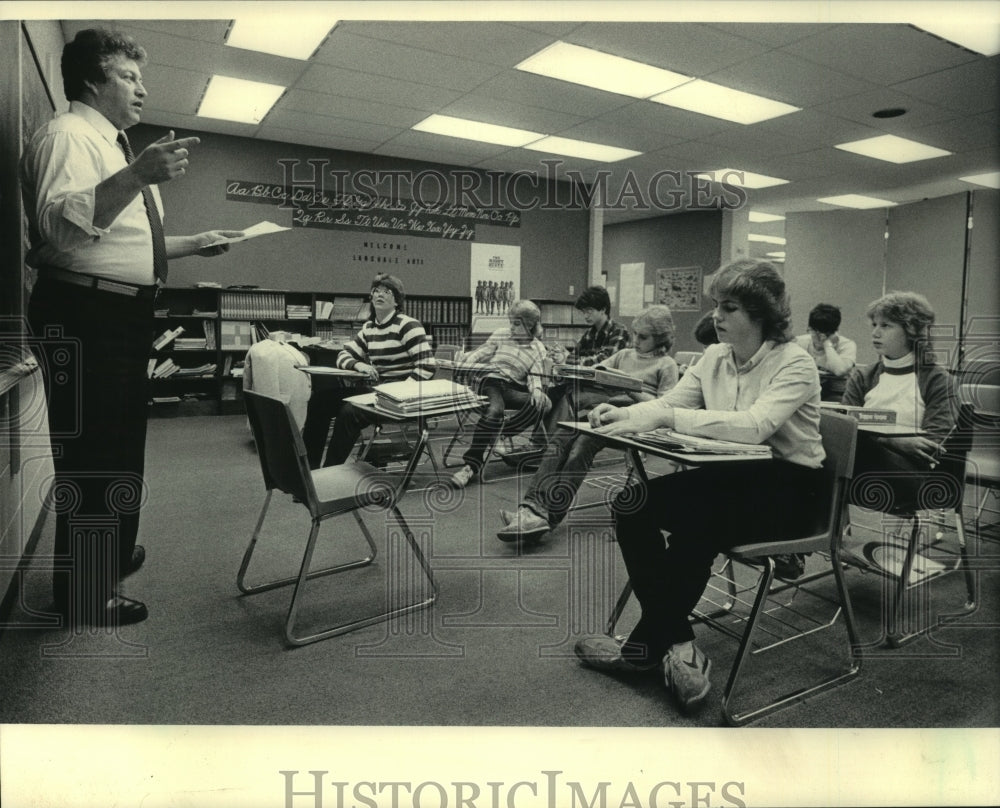 1983, Tom Wagner teaches eighth graders at Templeton Middle School - Historic Images