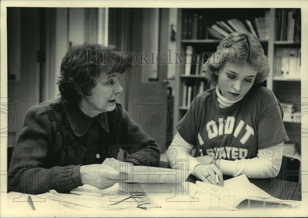 1983 Press Photo Sussex, Wisconsin school counselor Dorothy Horvath & Patti Shaw - Historic Images