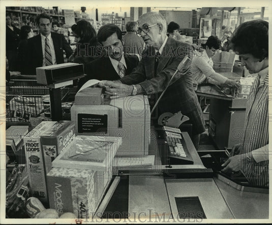 1976, Robert Schwartz explained new system to James Kondziella - Historic Images