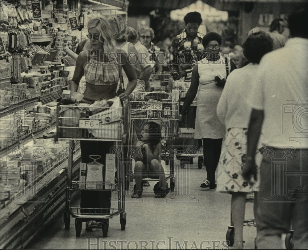 1975 Press Photo Shoppers at the Jewel store, 68th &amp; State, Wauwatosa - Historic Images