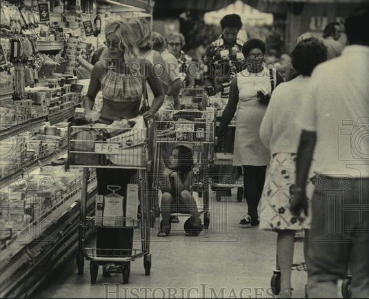 1975 Press Photo Shoppers at the Jewel store, 68th & State, Wauwatosa - Historic Images