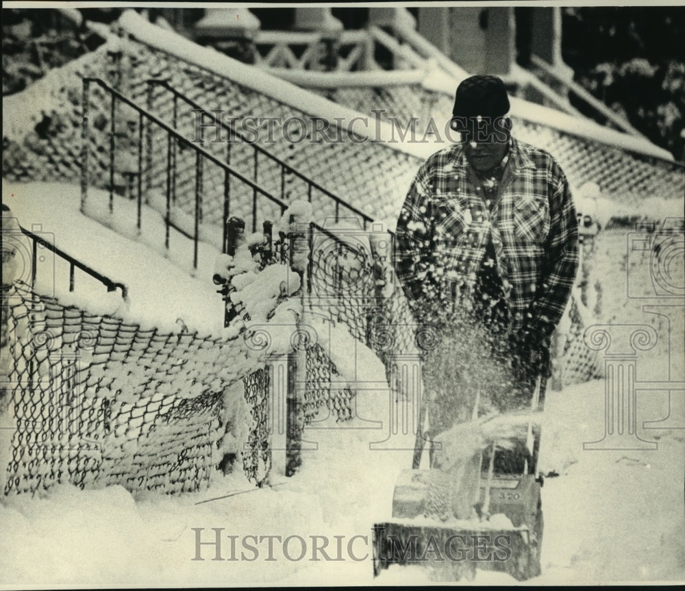 1993, Melvin Avant of Milwaukee cleared snow from his sidewalk - Historic Images