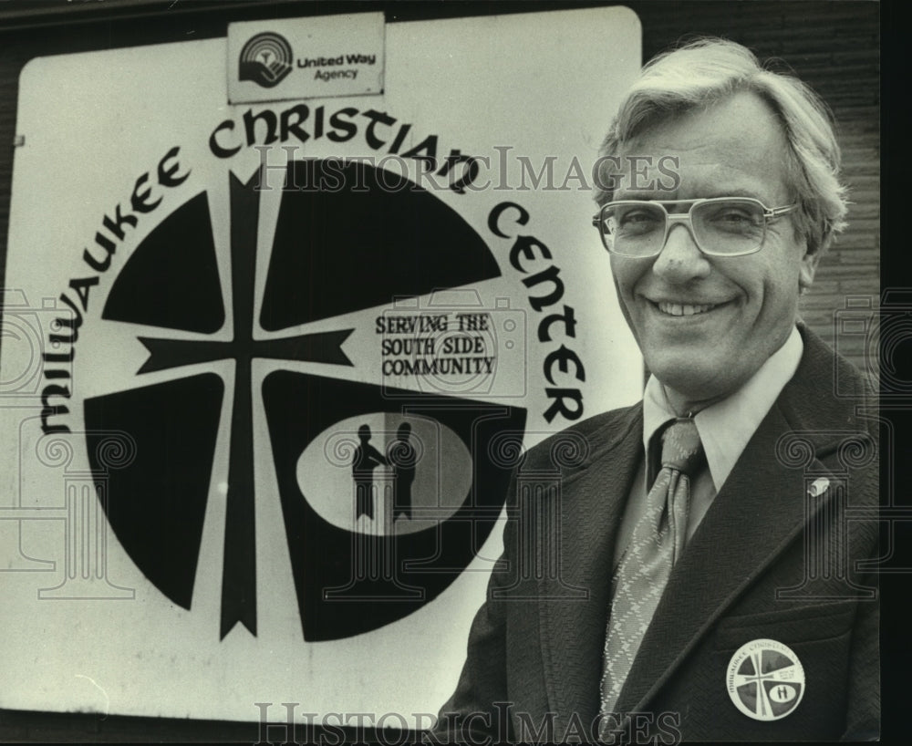 1980 Reverend Kenneth Smith at the Christian Center, Milwaukee - Historic Images