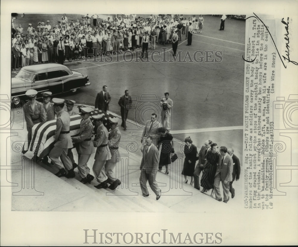 1953 Press Photo Taft family follows casket of Robert Taft up steps of capitol - Historic Images