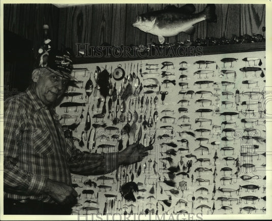 1985 Carl Sasse admired some of Jack Swedberg's lures in Wisconsin - Historic Images