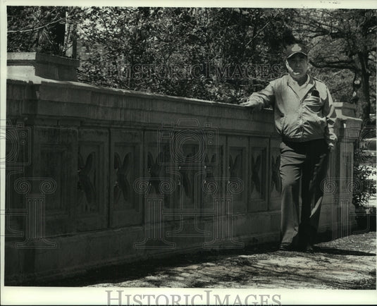 1990 Press Photo Lyle Tank supervisor for Milwaukee County Department of Parks - Historic Images