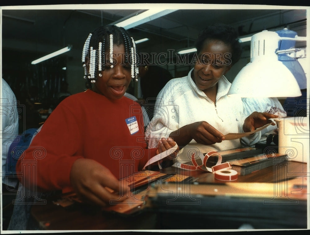 1994 Press Photo Deveta Griffin &amp; granddaughter Lane working at Endline Graphics - Historic Images