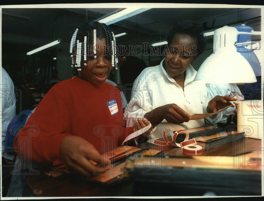 1994 Press Photo Deveta Griffin & granddaughter Lane working at Endline Graphics - Historic Images