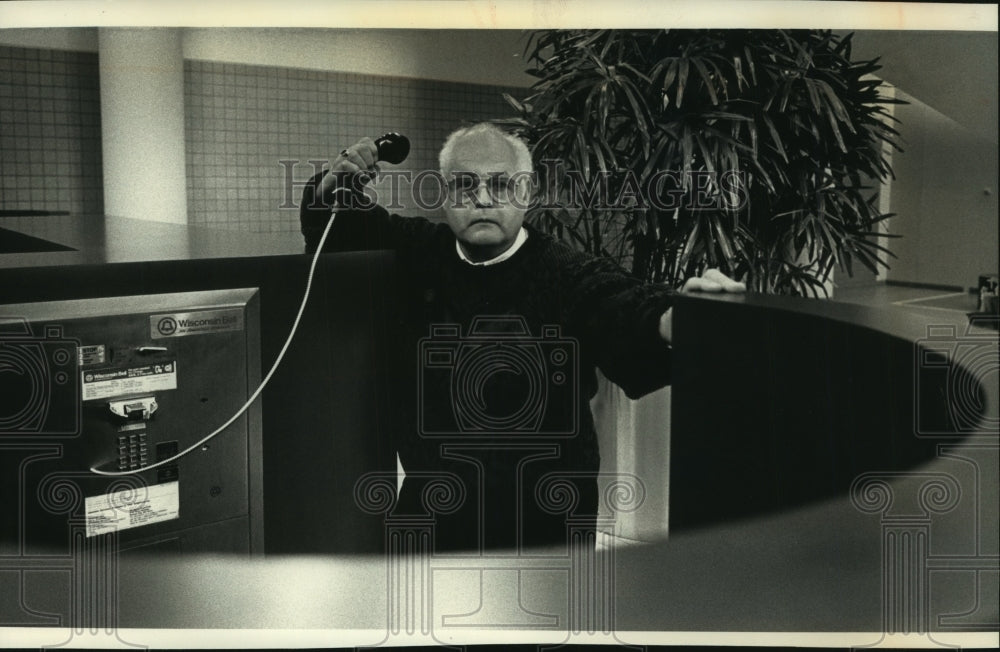 1992 Press Photo Ramon Talamantes is switching to AT&amp;T after MCI blocked calls - Historic Images