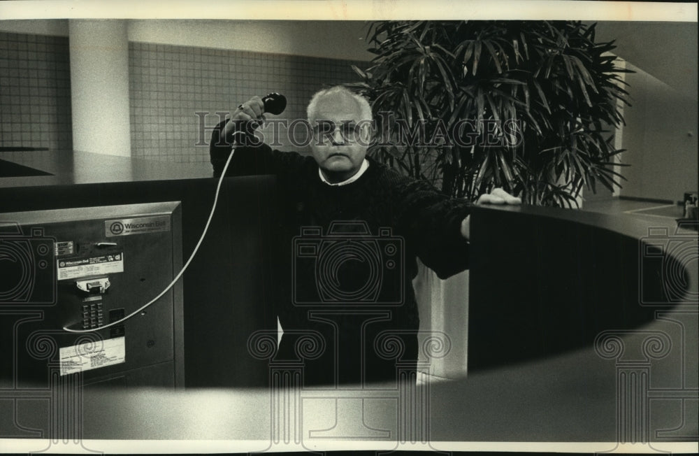 1992 Press Photo Ramon Talamantes is switching to AT&T after MCI blocked calls - Historic Images
