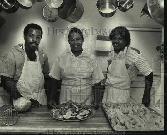 1991 Press Photo Staff of the Matt Talbot Lodge in Milwaukee, Wisconsin - Historic Images