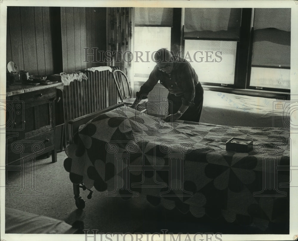 1971 Press Photo A reformed man makes his bed at Matt Talbot Lodge, Wisconsin - Historic Images