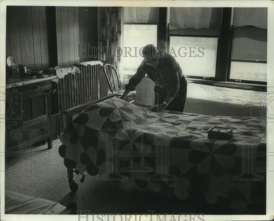 1971 Press Photo A reformed man makes his bed at Matt Talbot Lodge, Wisconsin - Historic Images