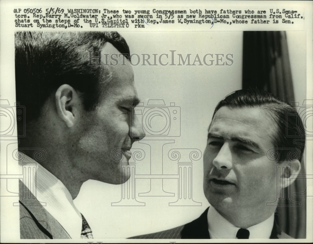 1969 Press Photo Barry Goldwater, Jr. and James Symington chat on capitol steps - Historic Images