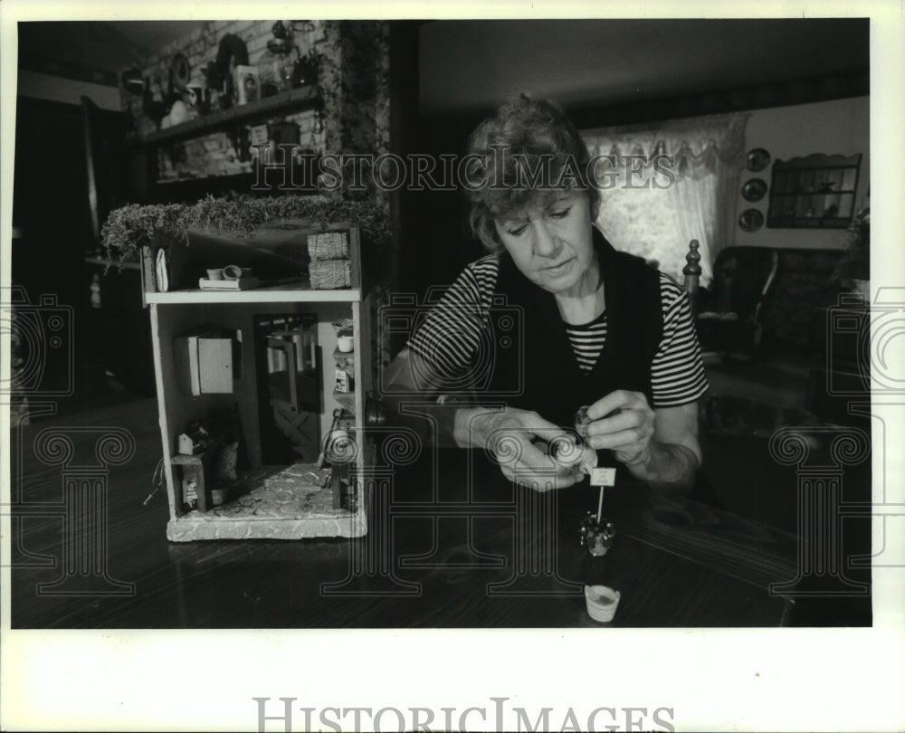 1994 Press Photo Bert Slawson building miniature house models, Wisconsin - Historic Images