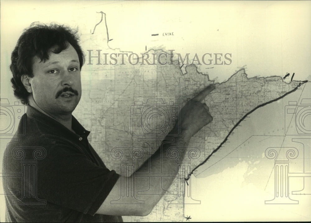 1987 Dan Szymanski plans to follow Minnesota&#39;s 2000-mile border - Historic Images