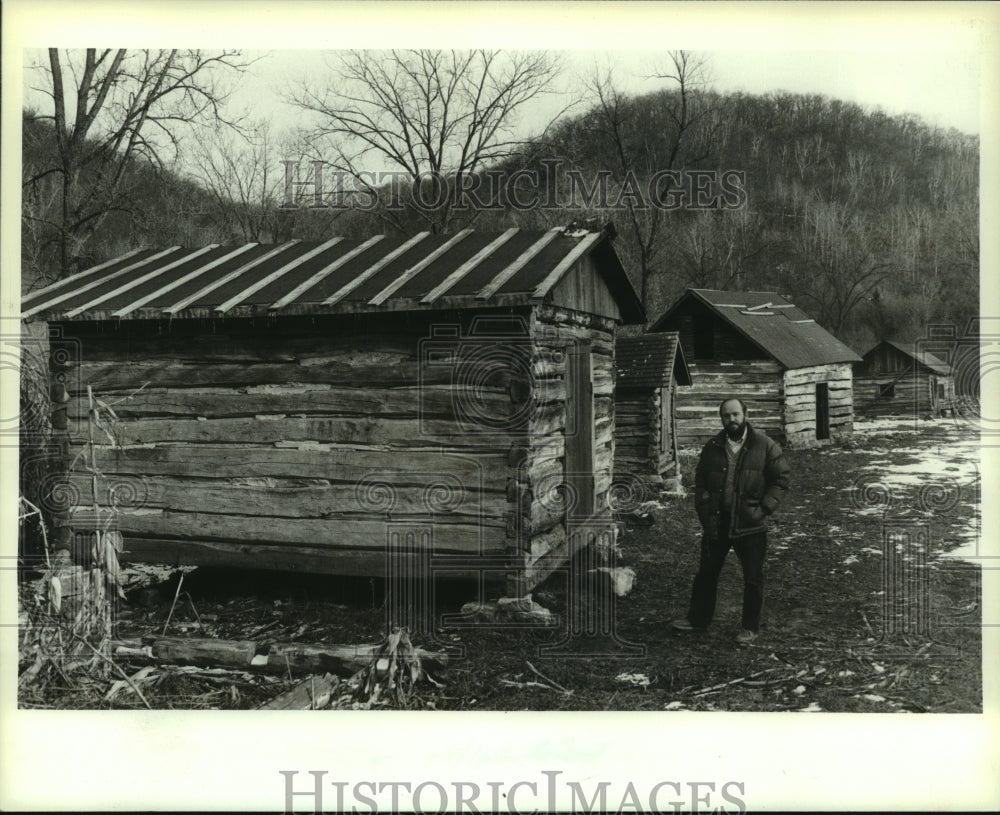 1982 Press Photo Norskedalen project director Robert Swartz at Bekkum Homestead - Historic Images