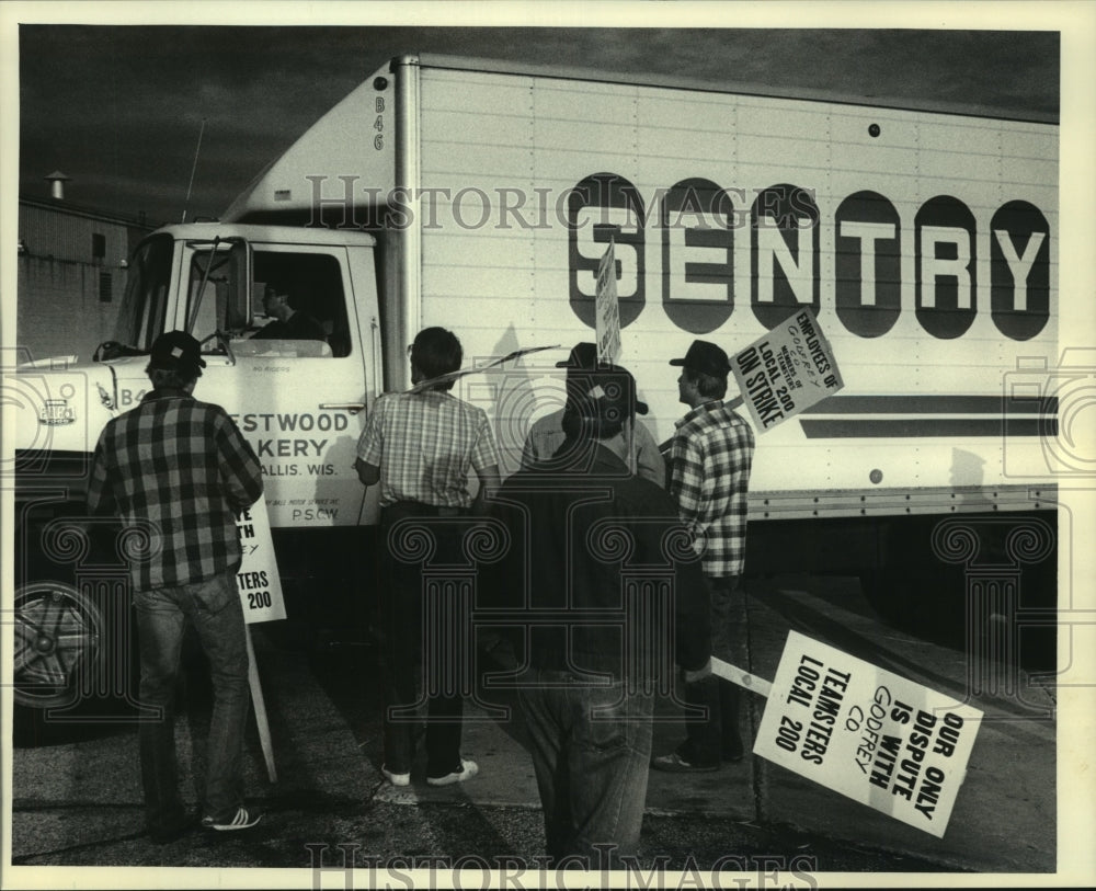 1985 Striking Teamsters stop a truck outside Crestwood Bakery - Historic Images