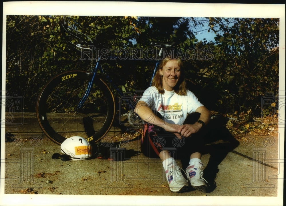 1993 Press Photo Milwaukee runner Eileen Sherburne prepares for triathlon - Historic Images