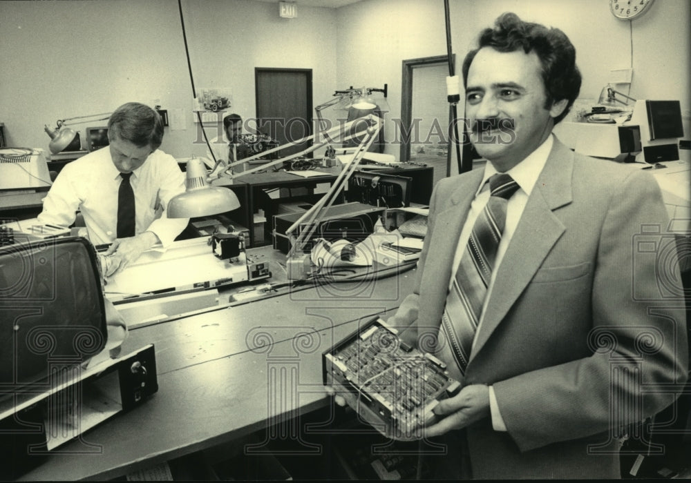 1983 Press Photo Michael Wilson, holds circuit board, TRW Inc., New Berlin - Historic Images