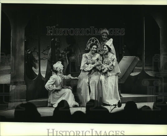 1982 Press Photo Women in costume performing at Milwaukee's Skylight Theater - Historic Images