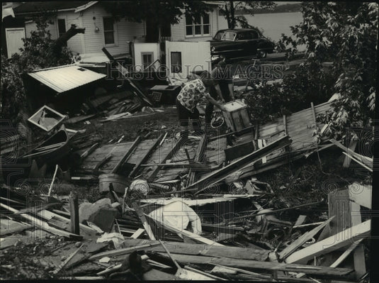 1954 Press Photo A mother & two children were injured by winds at Lake Mills - Historic Images