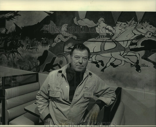 1984 Milwaukee Muralist Gilbert Smith and one of his works - Historic Images