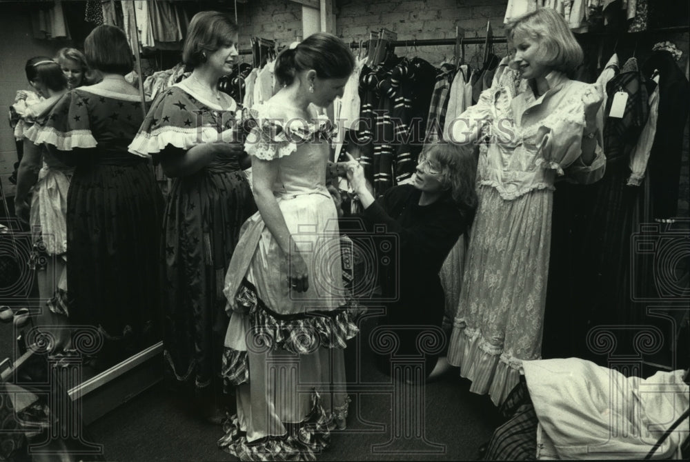 1990 Press Photo Skylight Theater&#39;s Skylight Night committee members, Milwaukee - Historic Images