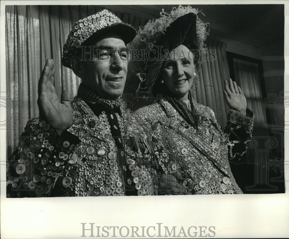 1965 Press Photo Mr., Mrs. George Smith of England, in costumes cover in pearls - Historic Images