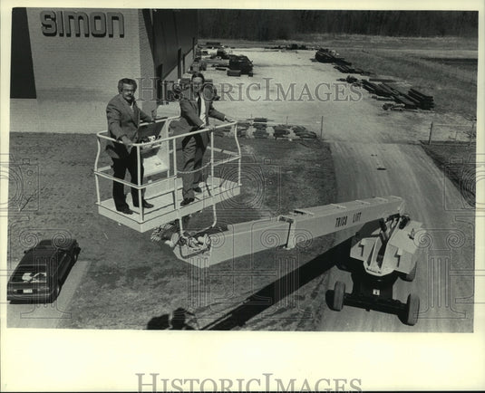 1985, Luis Rosales & Terry Smith of Simon Aerials Inc, Wisconsin - Historic Images