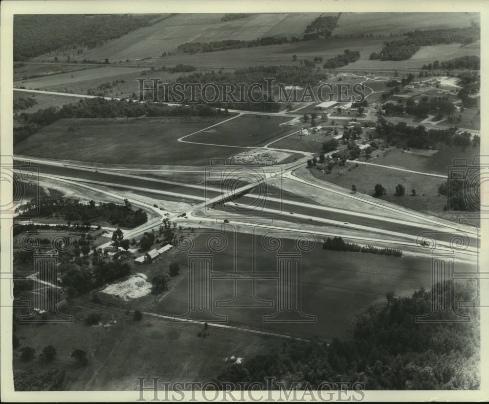 1968 Press Photo Aerial view of Oakdale-Mill Bluff interchange, Wisconsin- Historic Images