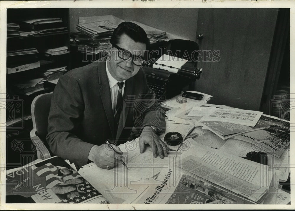 1967 Press Photo George D. Simos, director for dep of city development Milwaukee - Historic Images