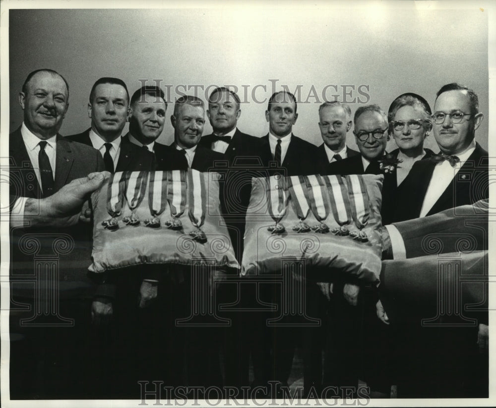 1961 Press Photo SilverBeaver award given to Veteran Milwaukee County Boy Scouts - Historic Images